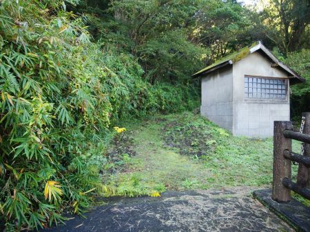 橋を渡ったところが入山口。ちゃんと踏み跡があるのでわかると思う