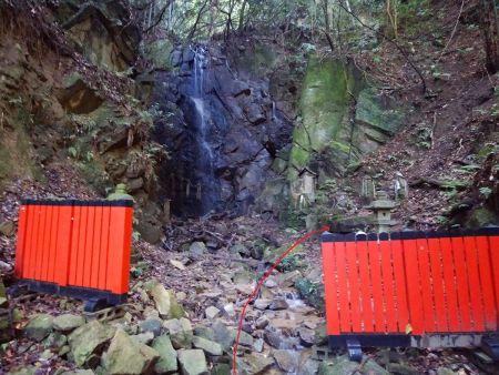 妙見の瀧の手前を右に登っていく。ちゃんと石の階段があるのでわかると思われる