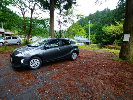 平バス停横の駐車場に車を停めてスタート