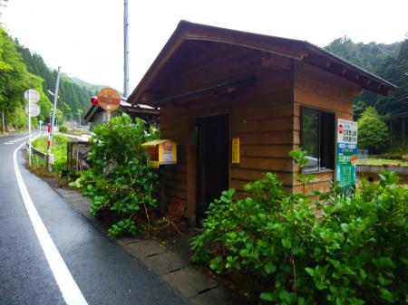 平バス停。結構立派なのね