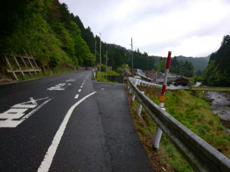 国道367号線を少し戻って、この右側の坂を下りる