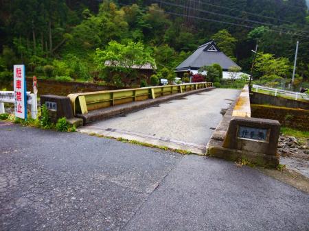 仲平橋！？この橋を渡って右へ