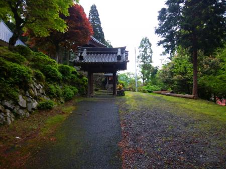 これは神社かな！？この右手を進んでいく