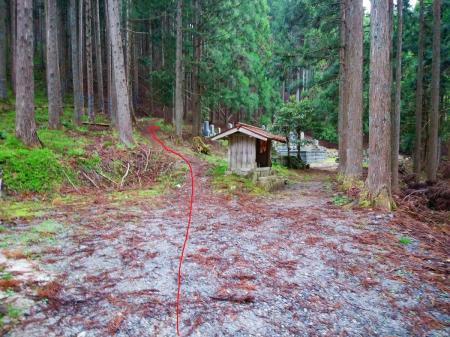 ここから入山。左手の登山道を登っていく