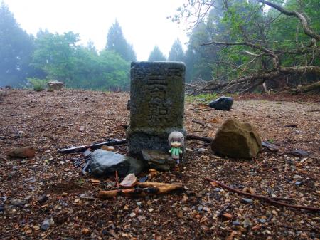 雪村あおいちゃんと皆子山山頂三角点