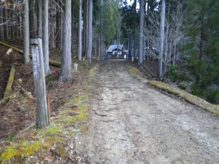 今回は二ノ谷にある峰床山登山口からスタート。車はこの手前の広場に駐車した