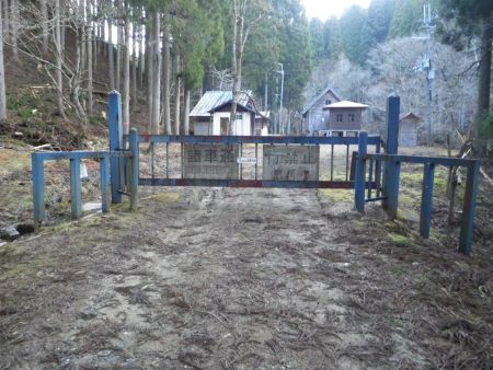 このゲートの中に入らないといけないんだけど、どこから入るか少し考えた。左側から入る