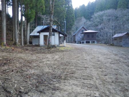 これらが二ノ谷管理舎と呼ばれる建物なのか！？トイレまであるけど使われている感じもなさそう