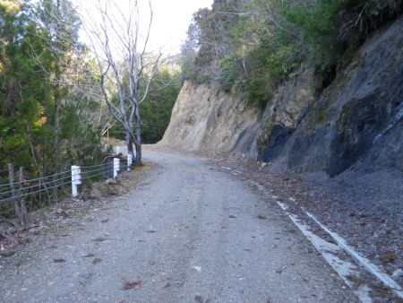 右側の山の斜面がかなり崩れていて、こういうところは落石が怖い