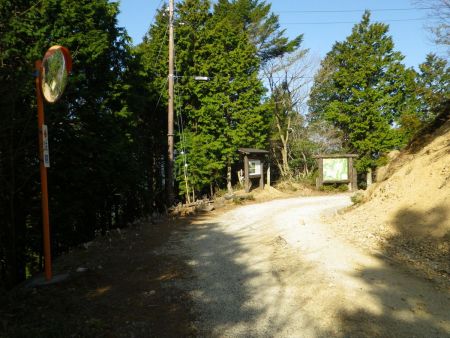 地図で確認した急カーブのところに到着すると案内板があった。この付近から右の尾根に登っていけるはず