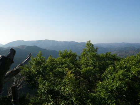 展望ベンチからの景色を眺めてみるけど向きが南西なので、何の山が見えてるのかわからない