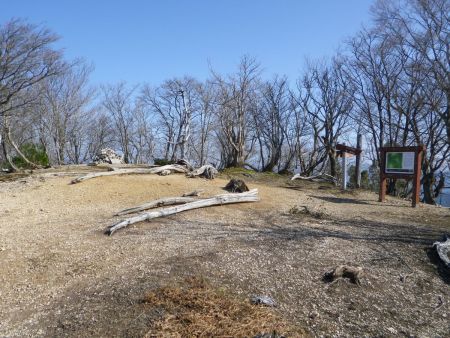 峰床山のピークに到着。いい雰囲気の広い山頂だけど人が誰もいなくて独占状態。ここはドローン撮影も考えたけど必要なかったね