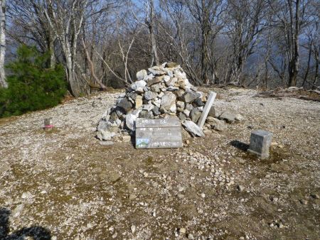 京都で二番目に高い山である峰床山の山頂(970m)に到着。ケルンもあっていい感じだけど看板の字が消えてるのが残念だね