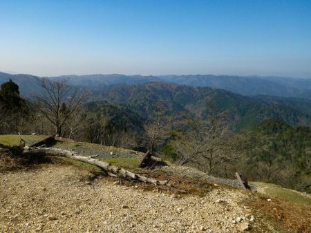 少し南西側も撮影してみたけど、何の山が見えてるのかわかる人にはわかるはず。まあこの晴天でこれほどの展望が見えてるのがいい感じ