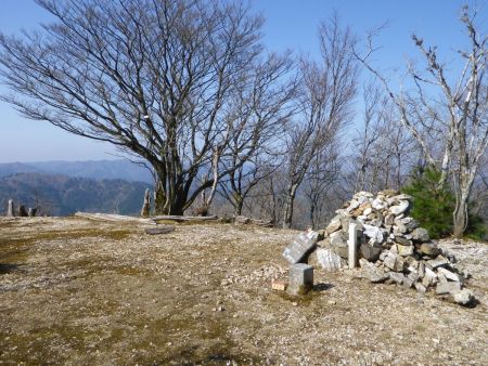 峰床山の山頂の雰囲気をこの角度から撮影してみるといい感じになったと思う