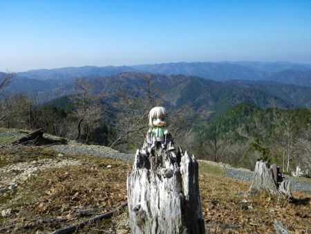 せっかくなので展望の景色をバックに雪村あおいちゃんを撮影しておいた