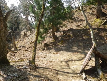 さっきの展望デッキの直下まで戻ってきた。ここから左側の谷を下っていって八丁平へ向かう