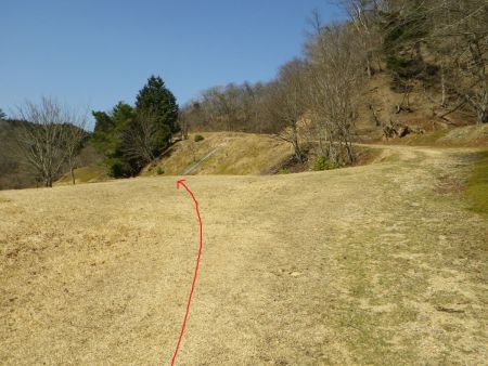 ここで思わず右の坂道を登っていきそうになるけど、直進が正解。右に行くと最初の林道に戻ってしまう