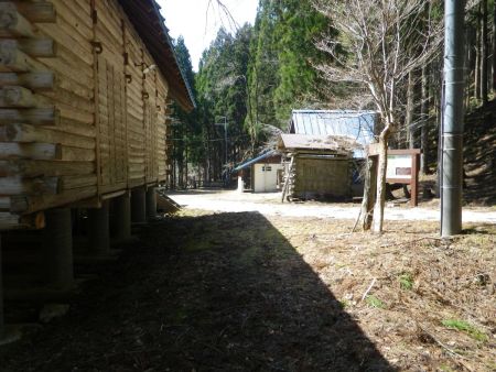 二ノ谷管理舎の建物の隣から出てきた。こんなところから登山道があるなんて初めての人だとわからないと思う