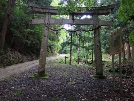 この鳥居のある路肩のところに駐車してスタート