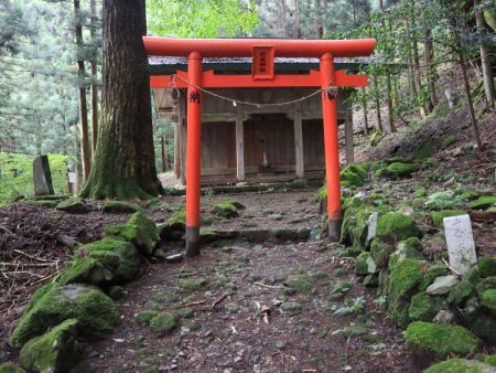 於成神社に到着。ここでもう足も疲れ切っていて体力もやられてたので休憩した