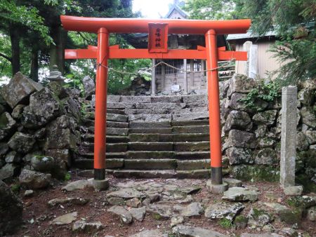 金峰神社の入口に到着した。もうヘトヘトだけどなんとか登頂できたようだ