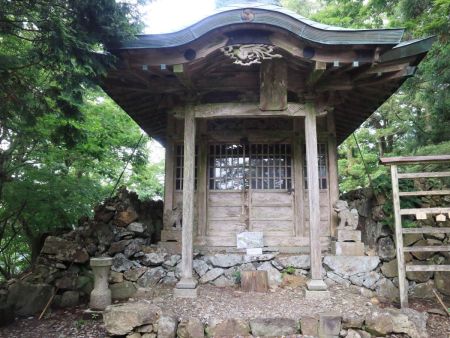 これが弥仙山の頂上(664m)らしい。神社になってるのね