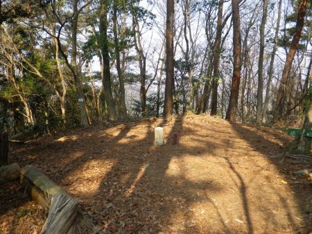 城ヶ峰の山頂に到着。あっという間な感じはした。ここは一応座って休憩できる場所はある