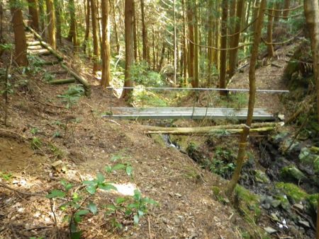 わずかな踏み跡を辿って下って行くと橋があった。左手に階段があるけど、方角的には橋を渡ってひたすら沢筋を下っていくのが正解