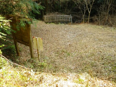 林道に出てきた。ここはドノヲと書かれた石標のところになる。最初の方の画像で説明した下山時のところ