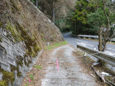 府道62号線の道路まで戻ってきた。あとは駐車場まで道路を歩くだけだけど、この道路は歩道がないので怖いんだよね