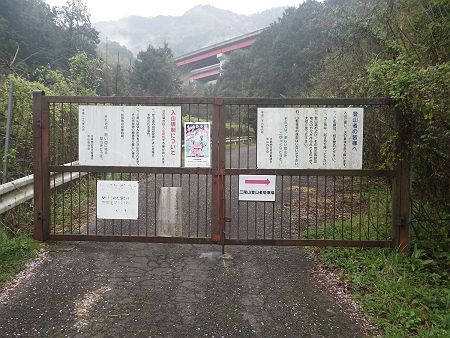 權太夫大神前のゲートを開けて入っていく