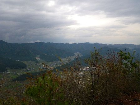 こっち側は雲に隠れて遠くの山が見えなかった