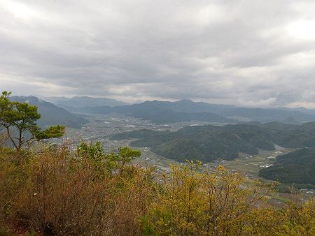 北東側の展望も雲に隠れて遠くの山が見えない。中央奥の独立峰みたいなのは何の山だろうか！？