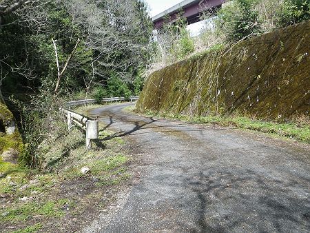やっと道路に出てほっとしたが、最後まで油断せずに歩いていく