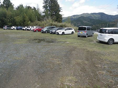 三尾山登山者駐車場に戻ってきた。病み上がりだけどなんとか無事に山行を終えることができた。お疲れさまでした