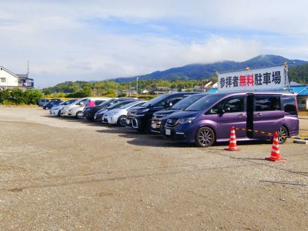 踏切の手前にある参拝者無料駐車場に駐車してスタート