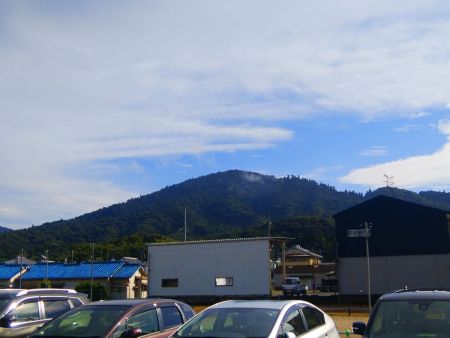 見えてる山がこれから登る三輪山だと思われる。たしかに円錐形の山になっている