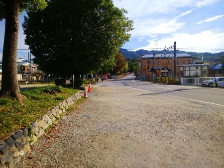 まずは踏切をわたって大神神社へ向かって歩いていく