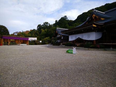 ご参拝記念があるけどこれが大神神社なのかな！？とにかく狭井神社へ向かっていく