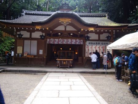 神体山登拝の受付所で登拝の書類をいただいて記載する