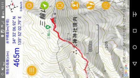 山頂に到着すると奥津磐座というご神体と思われるものがあった。ＧＰＳで確認すると三角点は通り過ぎていた。この後三角点を探してみると手前にポツンとあった