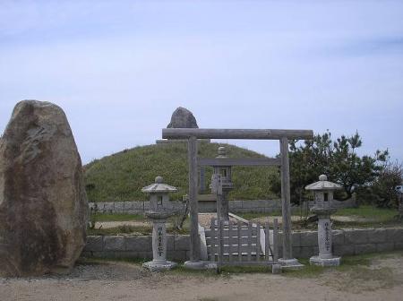 ここが深山の頂上。山頂プレートとか何もなくて鳥居と石碑があるだけだった