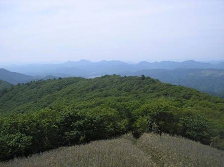 裏にまわって北東方面。山々が見えてるけど無名の山かな！？