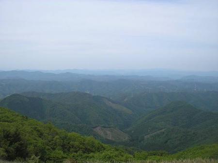 深山からの展望は360度、付近の山々がそびえる風景だね