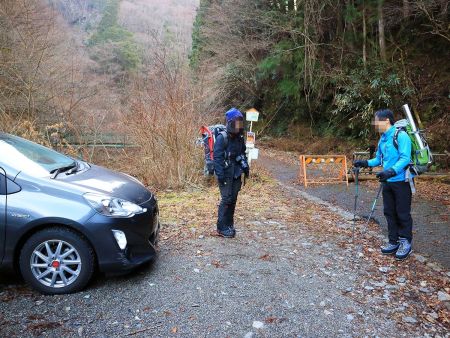 大又林道終点駐車場に駐車してスタート