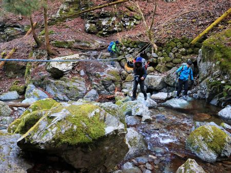 慎重に沢を渡るこまっちゃん。足の長さとかもあるから女性はちょっと大変かも