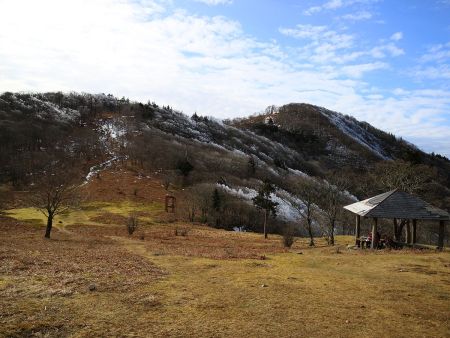 前山方面もちょろっと雪があるだけでもはや残雪期かと思う