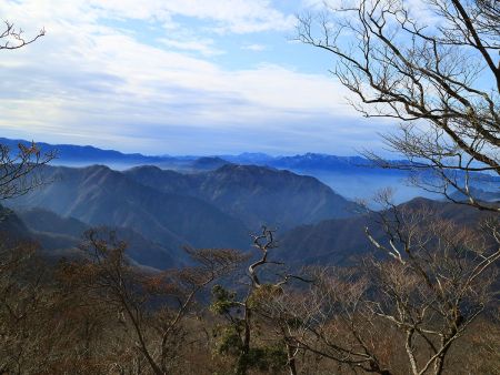 明神岳の手前で展望があった。尖った山が並んでるのは大普賢岳かな！？
