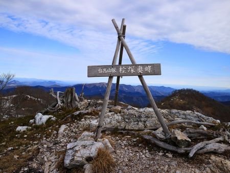 桧塚奥峰(1402.17m)に到着。青空もあって良かった